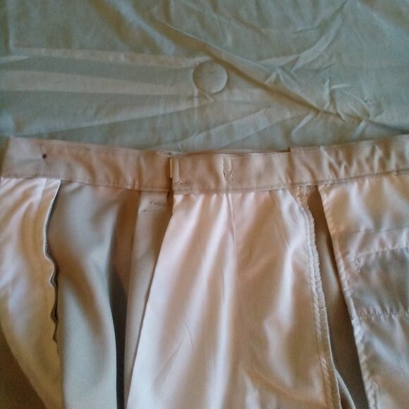 HAGGAR Khaki Dressy/Casual Pleated Lightweight Shorts, 100% Polyester, Size 38 - Picture 3 of 7